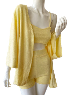 Set top ,shorts y cárdigan  amarillo.