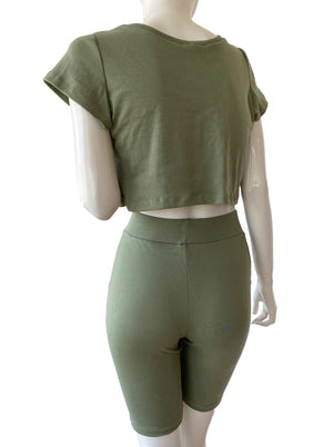 Set crop top y biker shorts verde olivo.