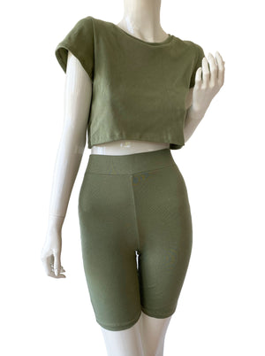 Set crop top y biker shorts verde olivo.