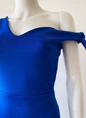 Vestido nudo lateral azul rey.