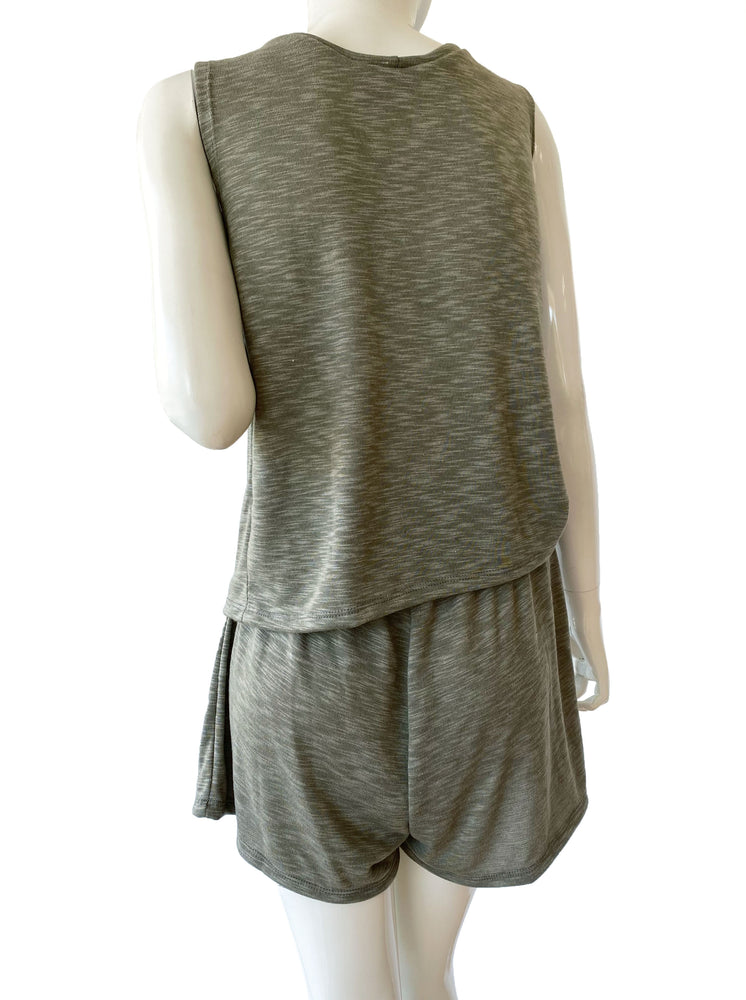 Set blusa y short verde olivo.