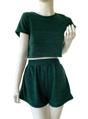 Set top y short tejido verde.