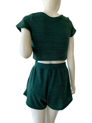 Set top y short tejido verde.