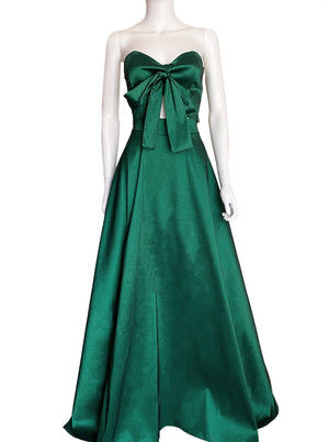 Vestido strapless moño verde.