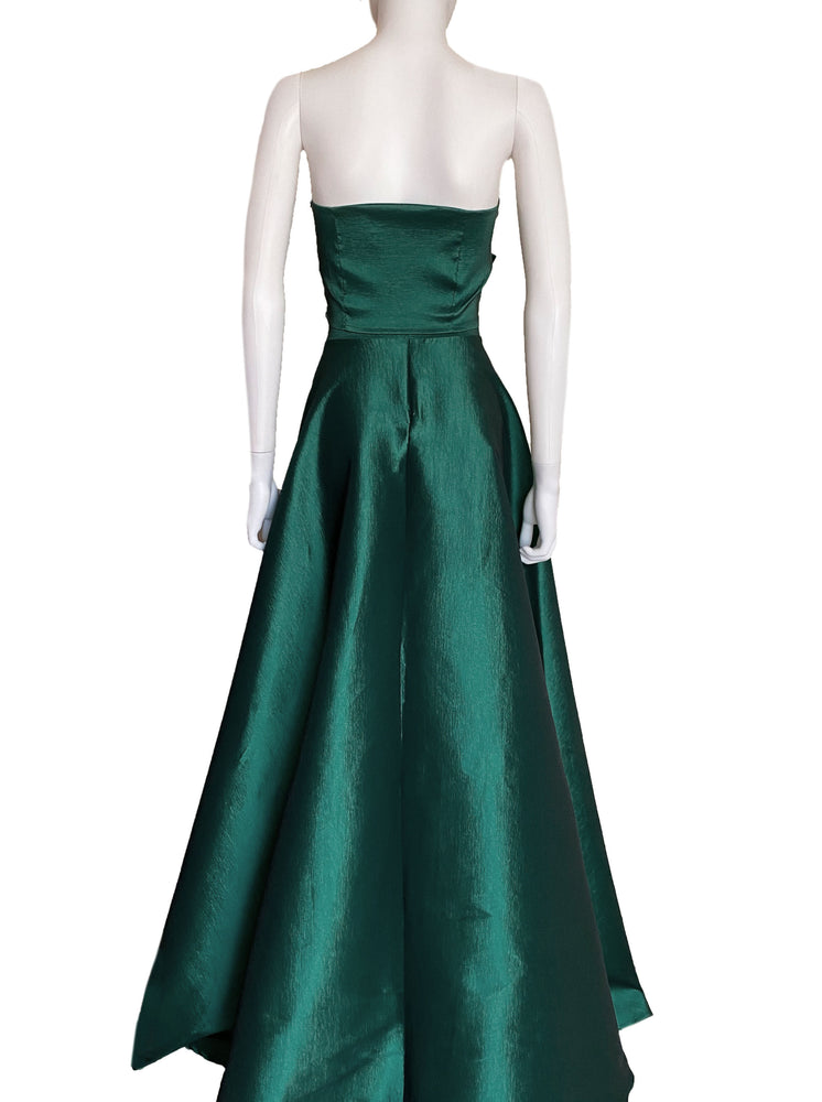 Vestido strapless moño verde.