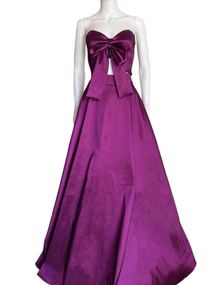 Vestido strapless moño morado.