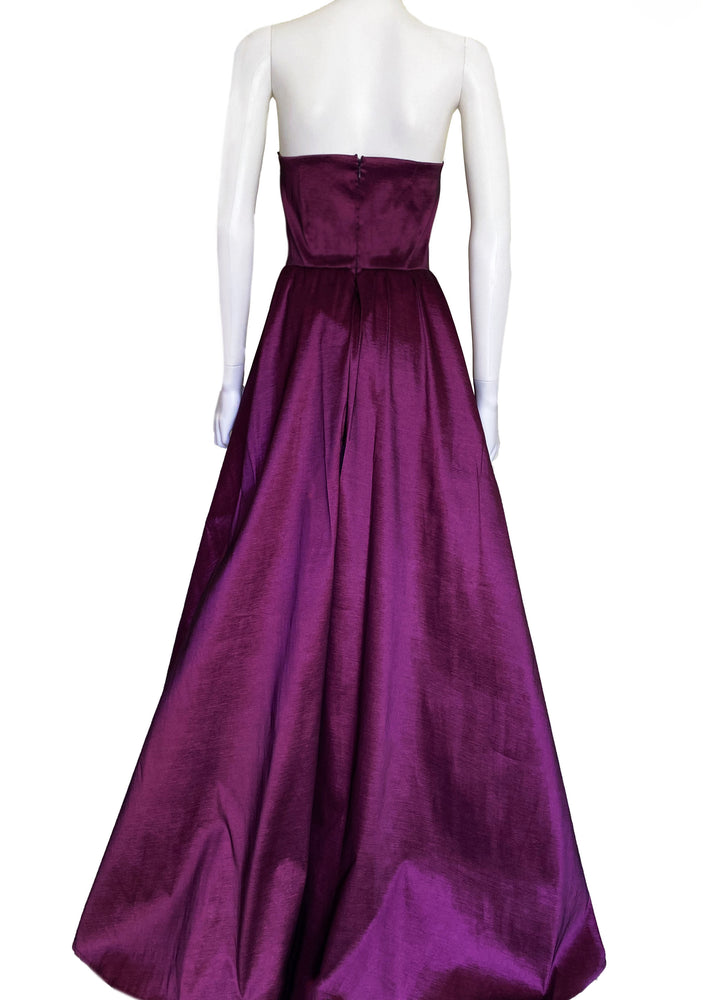 Vestido strapless moño morado.