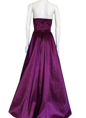 Vestido strapless moño morado.