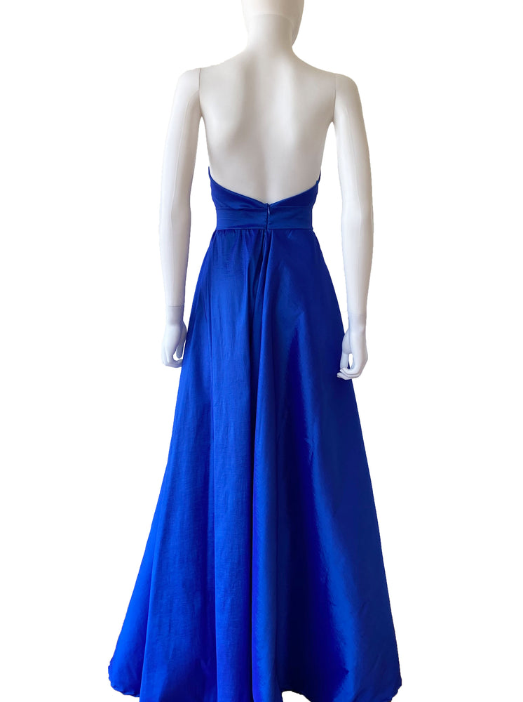 Vestido strapless cintillo azul rey.