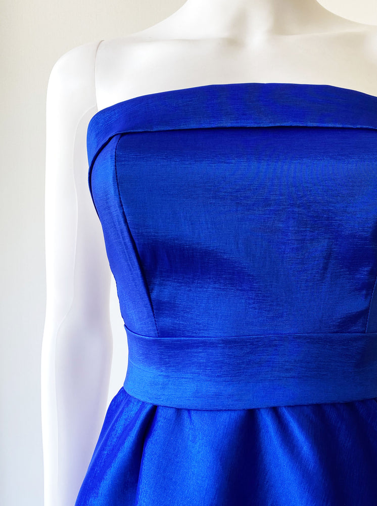 Vestido strapless cintillo azul rey.