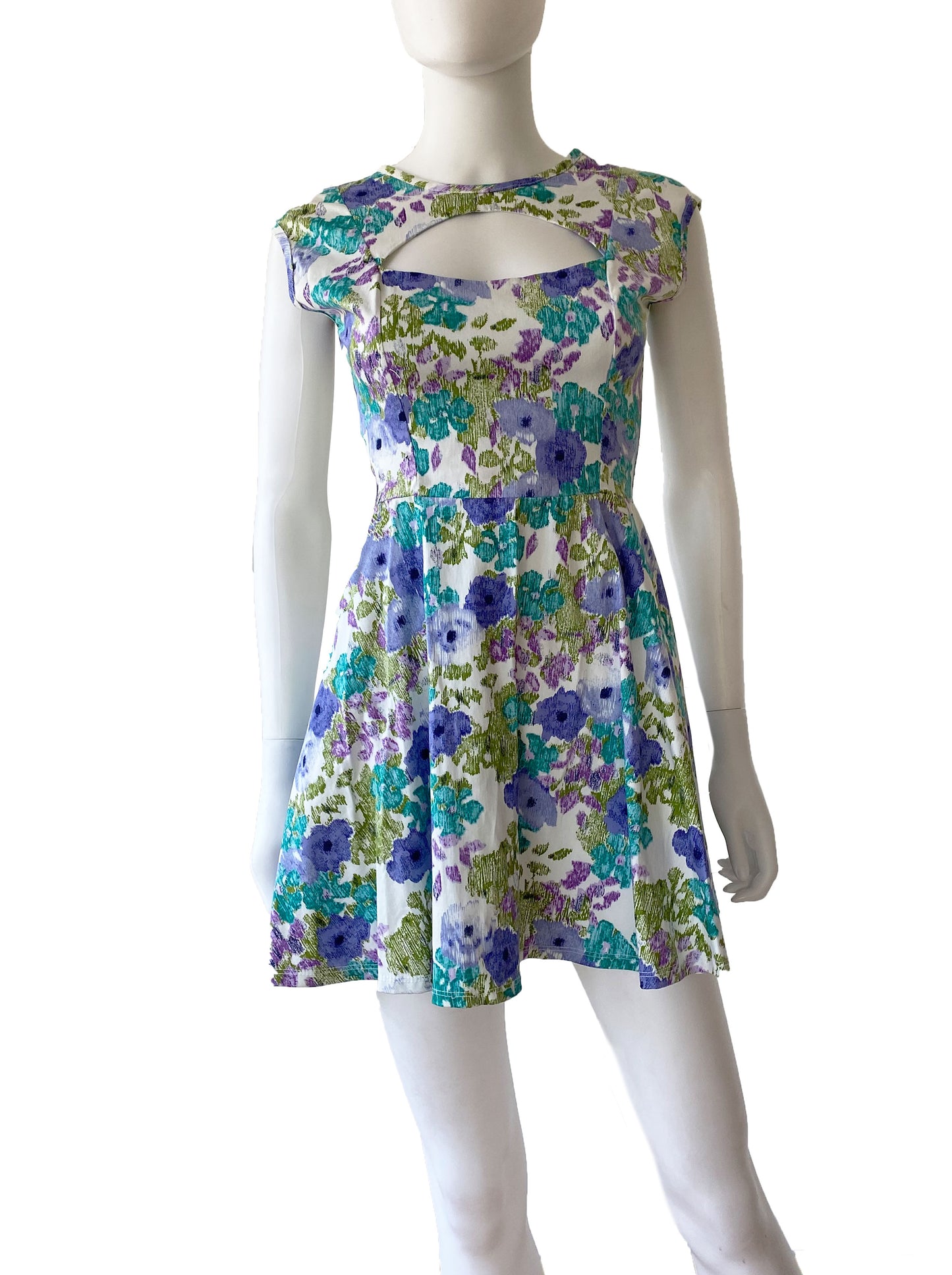 Vestido corte en escote estampado.