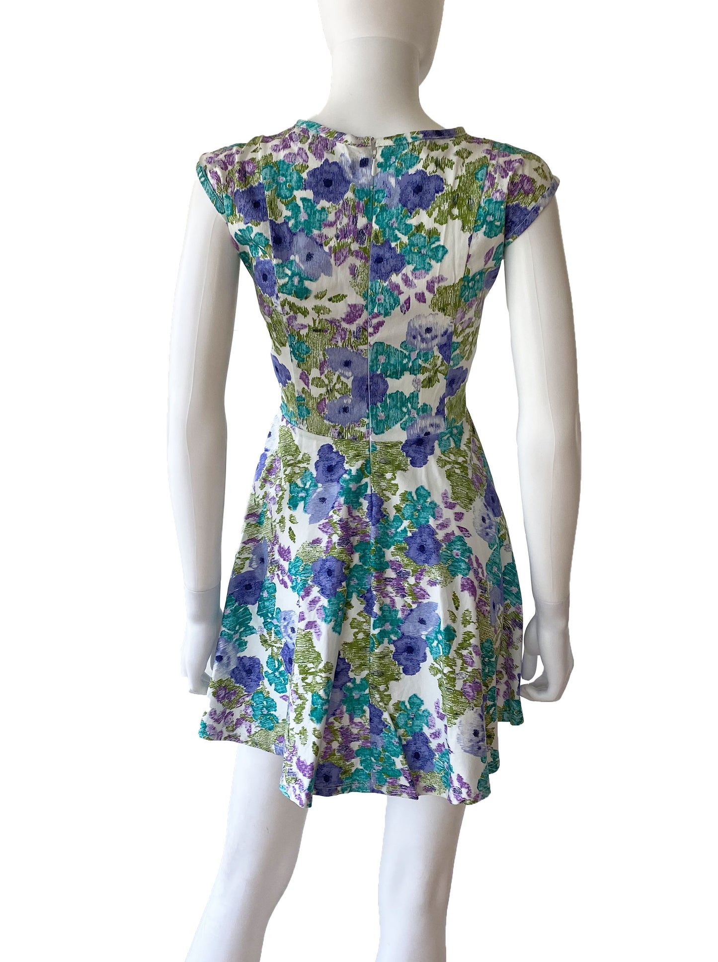 Vestido corte en escote estampado.