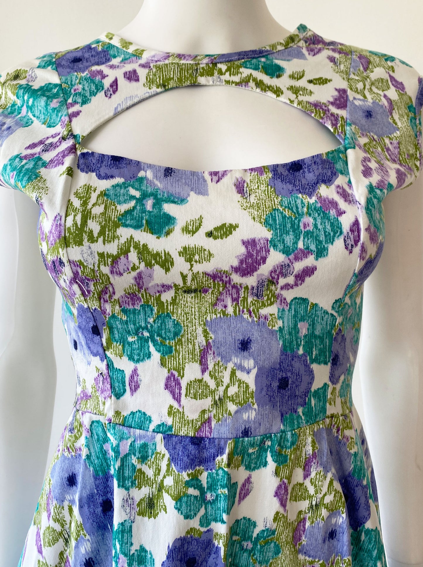 Vestido corte en escote estampado.