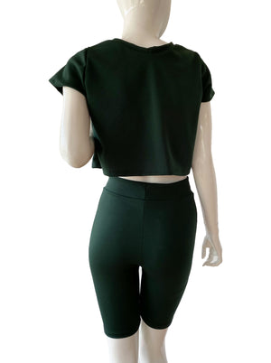 Set crop top y biker shorts verde botella.