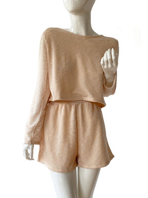 Set blusa y short holgado tejido beige.