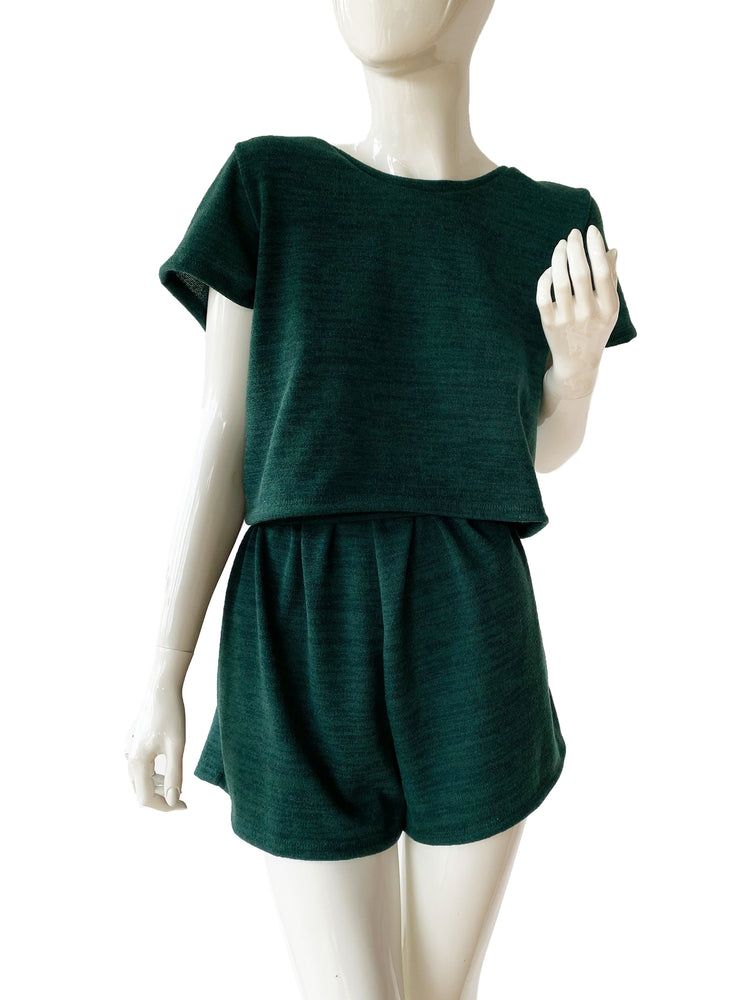 Set short y blusa manga corta verde.