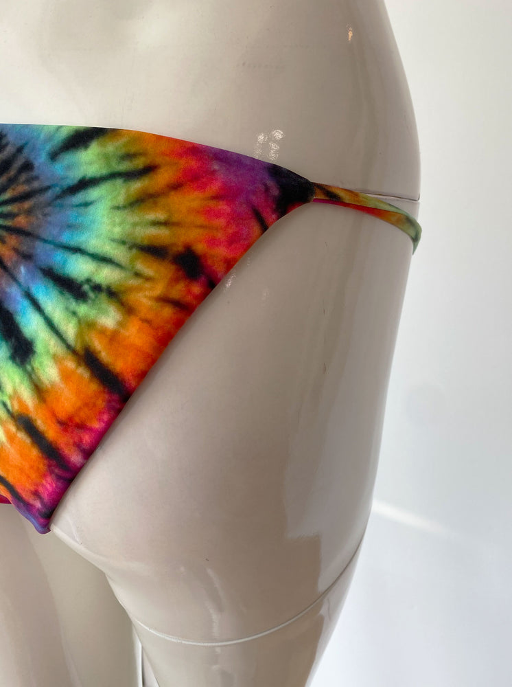 Bottom tie dye tiras.