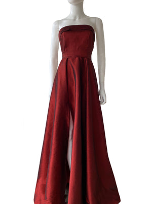 Vestido strapless cintillo tinto.