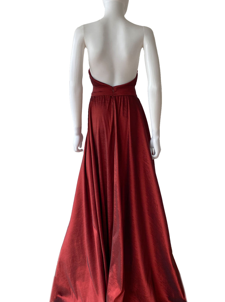 Vestido strapless cintillo tinto.