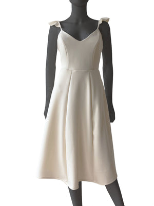 Vestido midi hombreras ivory.