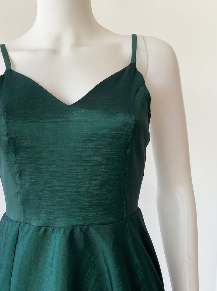 Vestido tirantes con apertura verde botella.