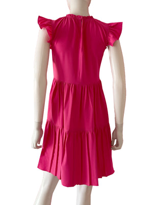 Vestido corto volantes fucsia.