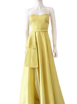 Vestido strapless moño en falda amarillo.