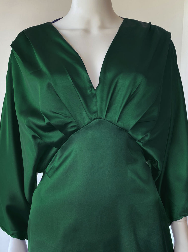 Vestido satén manga larga verde.