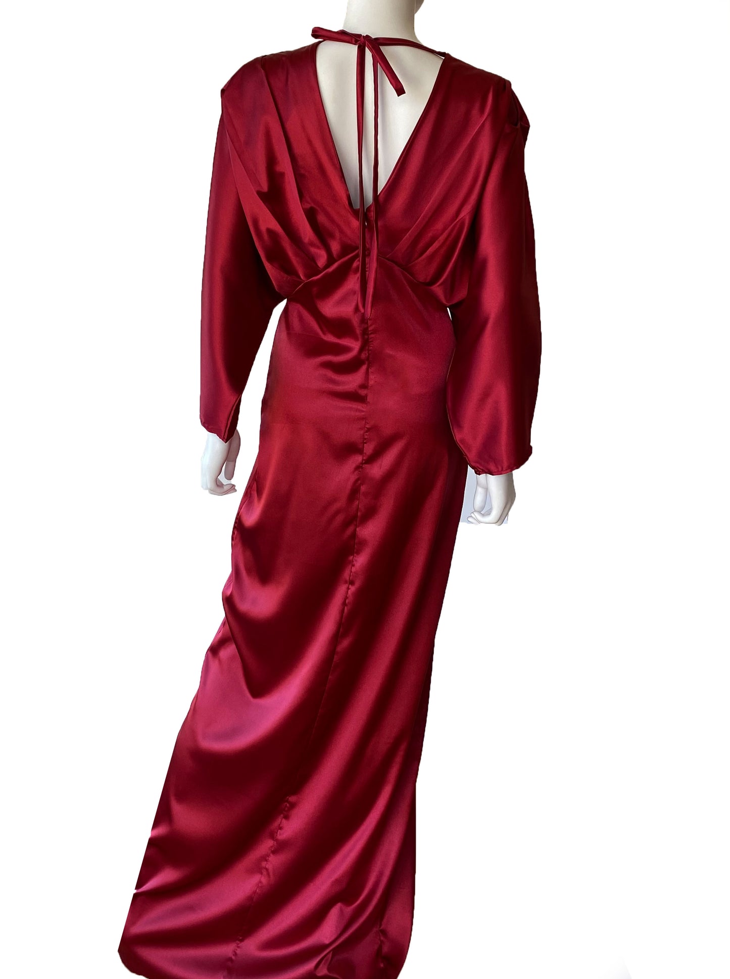 Vestido satén manga larga tinto.