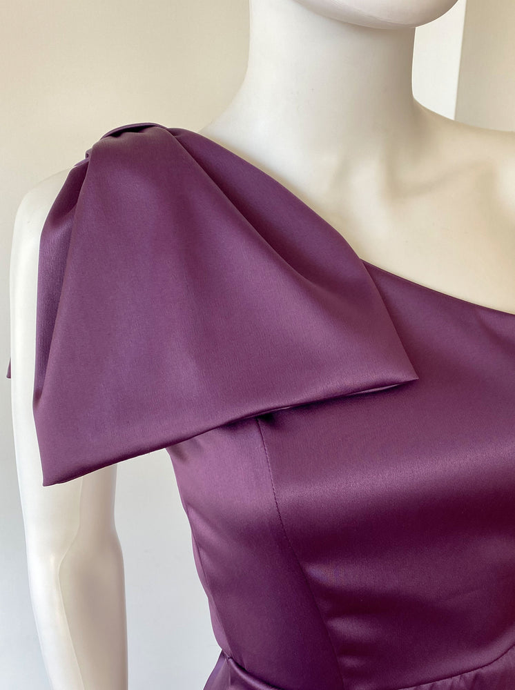 Vestido moño falda tulipán morado.