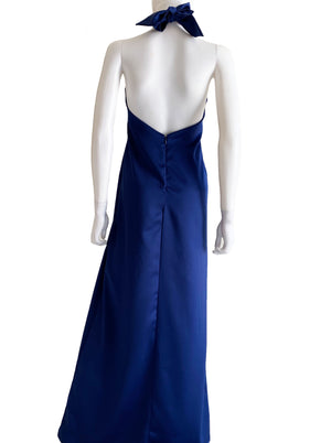 Vestido halter satén azul marino.