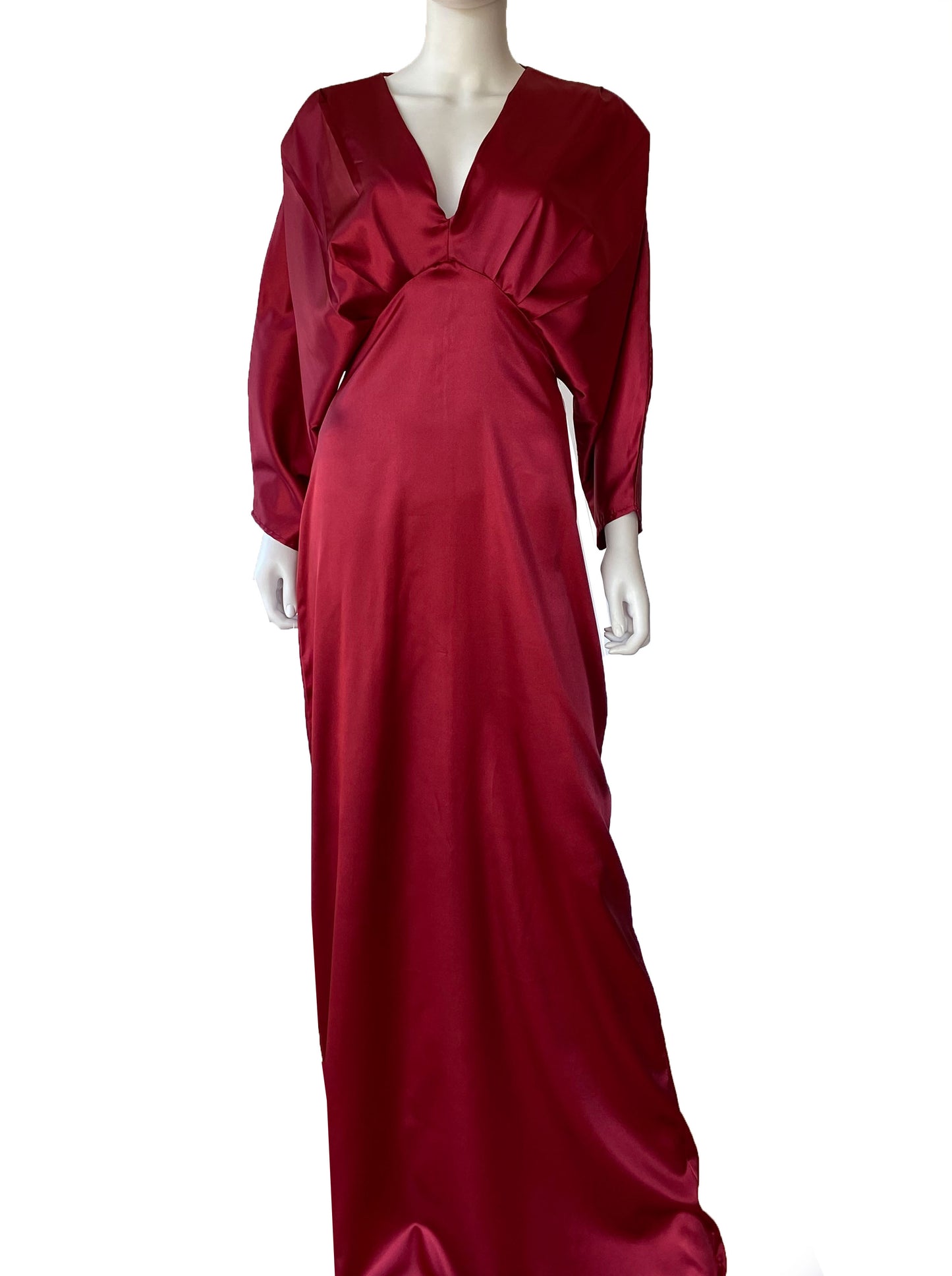 Vestido satén manga larga tinto.
