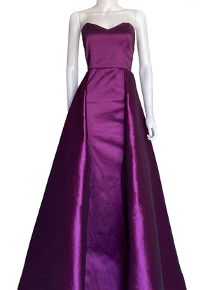 Vestido corazón doble falda morado.